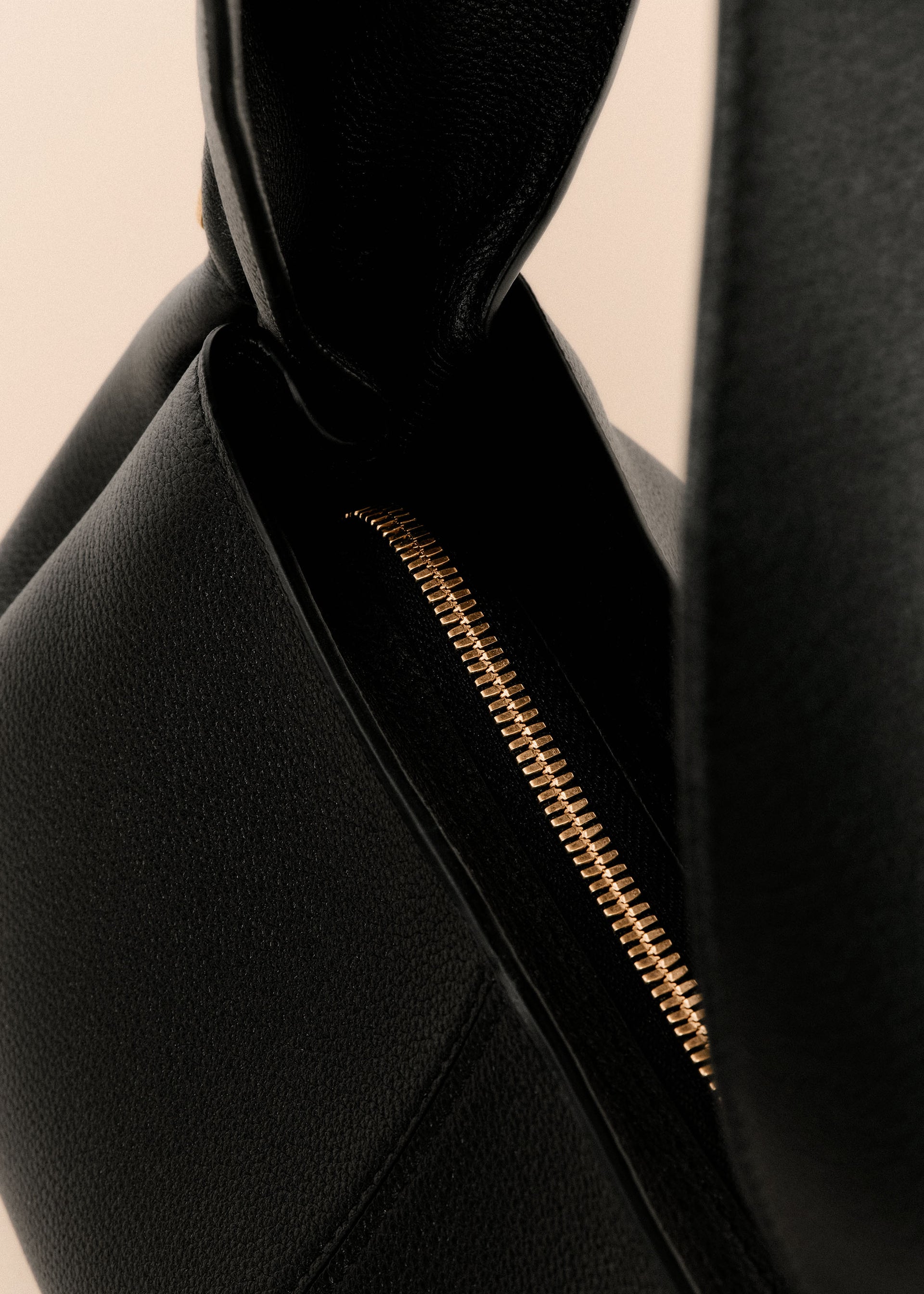 Numéro Neuf East-West - Textured Black